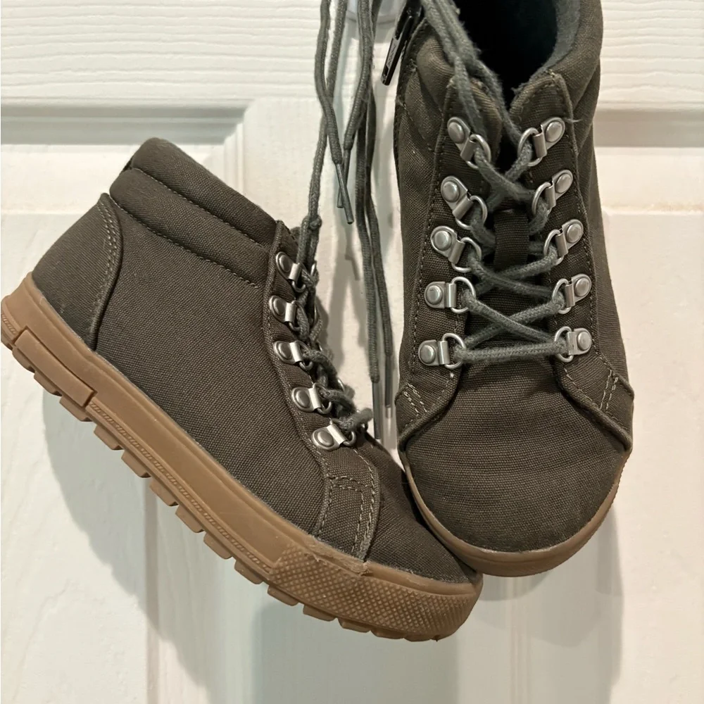 Kids‎ Sneaker Boots with Side Zipper and Chunky Sole Olive Size 10